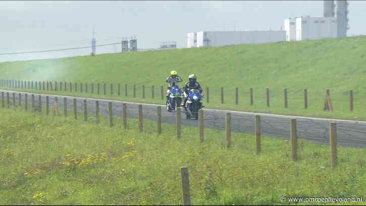 Lelystad - Verkeersdrempels op IJsselmeerdijk: is dat het einde van straatraces in 'Mexico'?