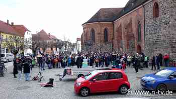 Bewegung gegen rechts: Demowelle erfasst Kleinstädte: Morddrohung und CDU-Zoff