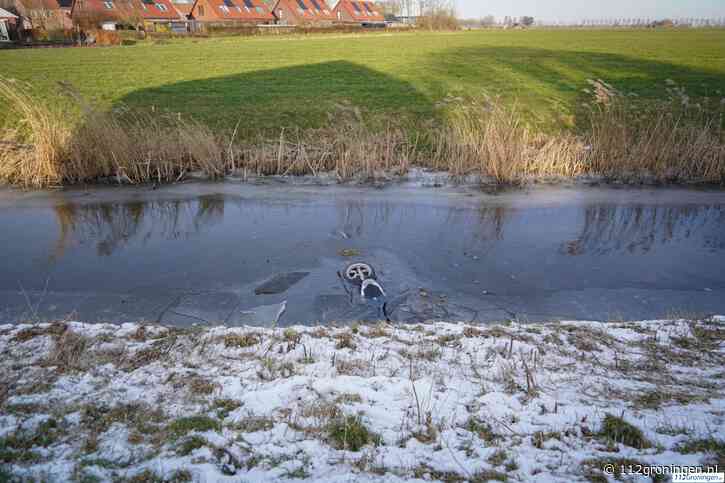 Ernstig ongeval in Ezinge, scooterrijder raakt te water, 1 zwaargewonde