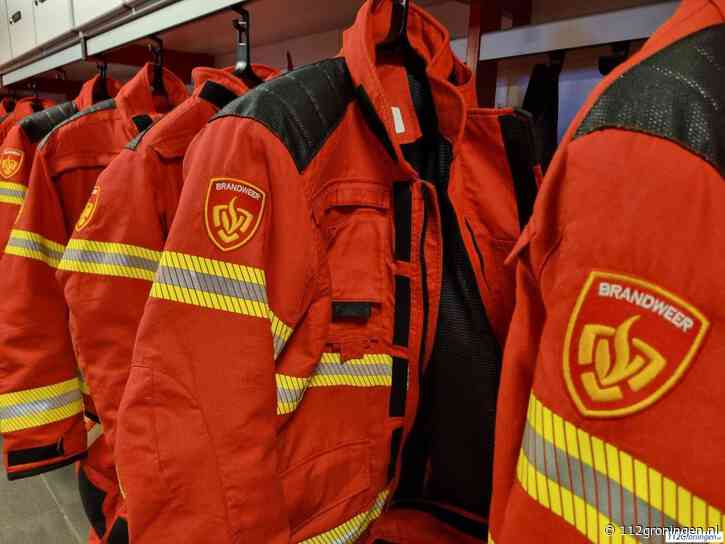 Chauffeur van vuilniswagen dumpt brandend afval op straat in Ten Boer