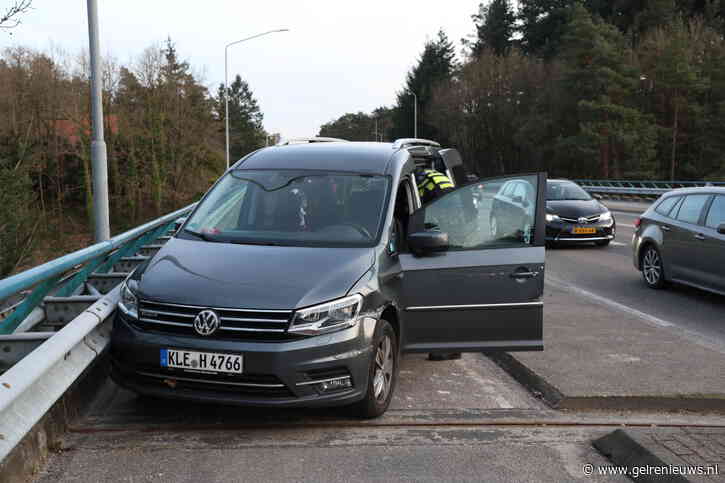 Aanhouding en meerdere beschadigde auto’s in Loenen