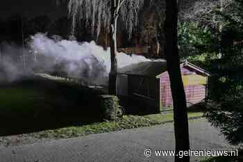 Tuinhuis bij atletiekbaan vliegt brand