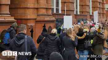 Protesters demand grooming gang talks with mayor