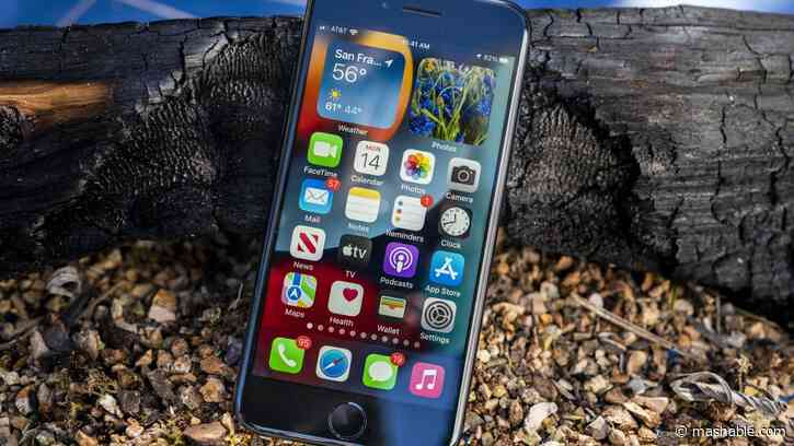 Apple discontinues the iPhone SE, iPhone 14, and 14 Plus