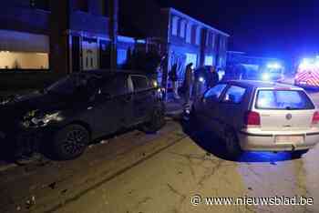 Bestuurder zonder rijbewijs ramt geparkeerde auto