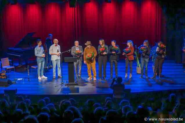 Liefhebbers genieten van poëzie in het Koetshuis