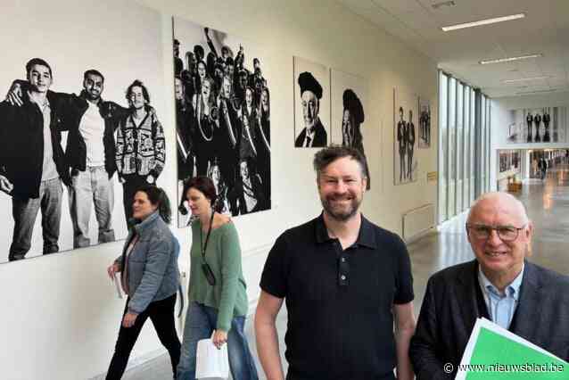 Jelle Vermeersch (44) brengt visuele ode aan 60-jarige KULAK: “Tentoonstelling geeft blik achter de schermen van Kortrijkse unief-gemeenschap”