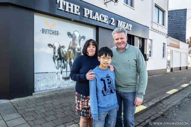 Adoptiezoon van slagerskoppel organiseert koekjesverkoop ten voordele van zijn vriendjes in Thaïs weeshuis