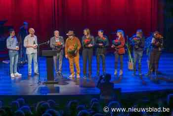 Liefhebbers genieten van poëzie in Koetshuis