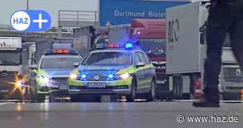 Unfall im Dreieck Hannover-West: Auto fährt auf Lkw auf