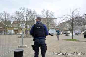 Plein aan metrostation Clemenceau gedeeltelijk afgesloten met dranghekken om drugsdealers te weren