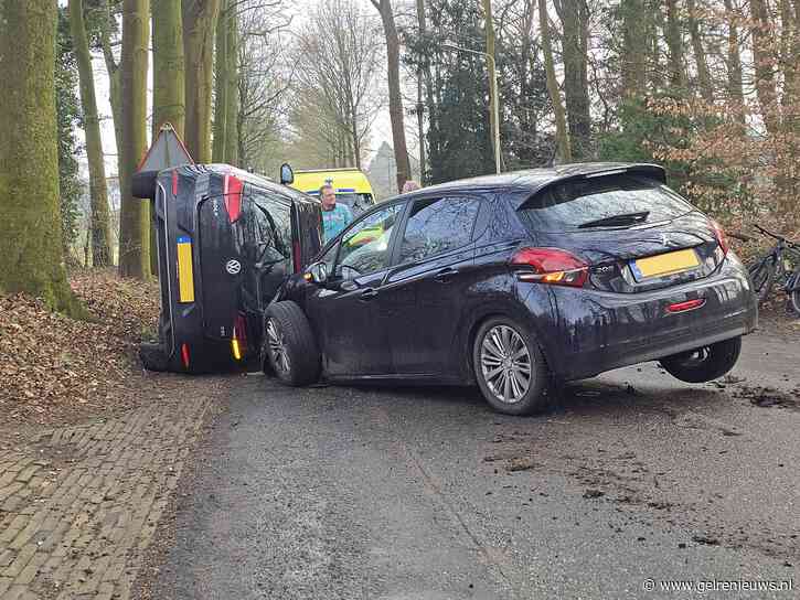Auto op z’n kant na botsing, bestuurder lichtgewond