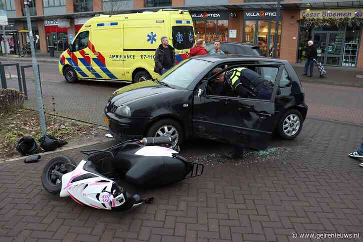 Scooterrijder klapt tegen zijkant van afslaande auto