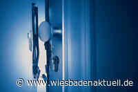 Ganoven machen sich an Schloss von Wohnungstür zu schaffen