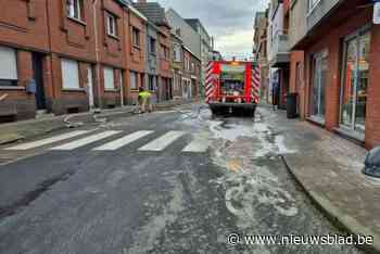 Lading beton verloren op drukke weg: brandweer moet weg vrijmaken