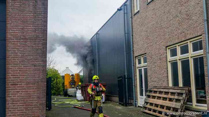 Uitslaande brand bij bouwbedrijf in Wijk en Aalburg