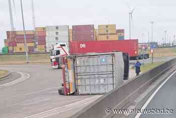 Brandweer moet chauffeur bevrijden uit gekantelde vrachtwagen