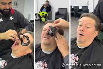 Nieuwe kapperszaak is nog niet officieel open, maar de beroemdste inwoner liet zich er al knippen: “Plots stond Marc Coucke aan het venster en vroeg hij om een beurt”