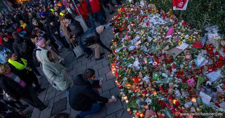 Zahlreiche Menschen erinnern an Opfer des Münchner Anschlags
