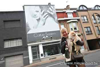 ‘Monacovrouw’ Winny (53) verkoopt kapsalon: “Ik heb een traan weggepinkt”