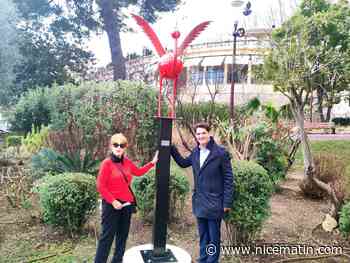 On vous explique ce que c’est que ce coq rouge installé récemment à Grasse