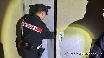 Acilia, blitz dei carabinieri nel quartiere: pusher sale in auto e scappa