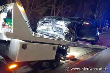 Bestuurder rijdt paaltjes wegversmalling uit