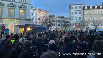Polizei-Großaufgebot in Rosenheims Innenstadt: AfD-Kundgebung – und Gegendemos
