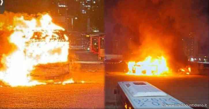 Tre bombe esplodono su bus vuoti in Israele: “In totale erano 5, dovevano saltare venerdì mattina”. Stop ai mezzi pubblici nel Paese