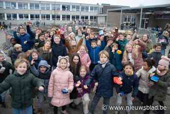 IN BEELD. Leerlingen moeten eindelijk niet meer op de parking spelen: “Ze hebben lang genoeg gewacht”