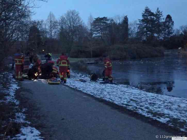 Dun ijs; Jongeren komen vast te zitten op een eiland midden in vijver