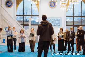 Negen gediplomeerde gidsen leiden bezoekers rond in moskeeën