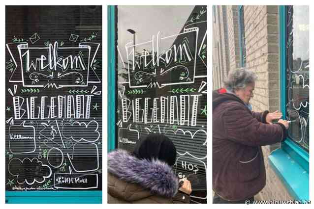 Raamtekeningen op gemeentehuizen voor Internationale Dag van de Moedertaal