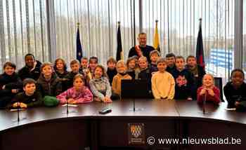 Leerlingen brengen bezoek aan gemeentehuis
