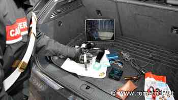 In fuga dai carabinieri abbandonano auto e scappano a piedi, nella macchina attrezzi da scasso