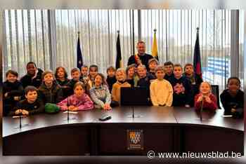 Leerlingen brengen bezoek aan ‘meester Peter’ in gemeentehuis
