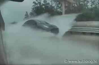 Video: Tesla gaat te hard door diepe plas