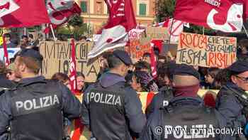 Scuole da tagliare, studenti in protesta sotto alla Regione: "Ottenuto un primo risultato"