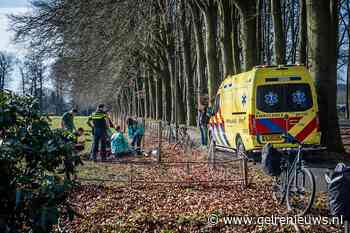 Wielrenner valt hard op fietspad en raakt gewond