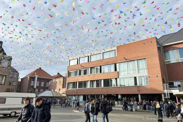 Speelplaats campus Hemelvaart versierd met 1.800 vlaggen
