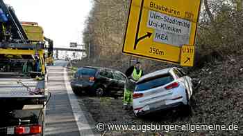 Auto gegen Schild geschubst: Unfall auf B10 sorgt für kilometerlangen Stau