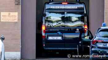 Rivolta nel carcere minorile: "Detenuti barricati in cella appiccano incendi"