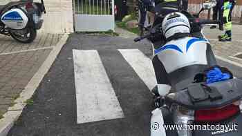 Panico vicino al mercato: tira bidoni della spazzatura e orina in strada