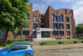 Man (87) haalt rijbewijs op commissariaat … met de auto en parkeert zich fout