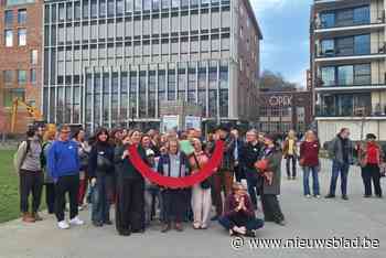 “Een glimlach maakt een wereld van verschil”: kaartjes en verhalen brengen buurtbewoners Sluispark dichter bijeen
