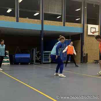 Papendrecht MO20-1 voetbalt in de zaal