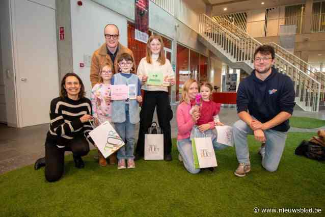 Anna, Ellie en Manon winnen Minisprokkels-wedstrijd en ontvangen prijs in stadskantoor