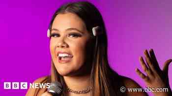 Singer performs for hospital that saved her life