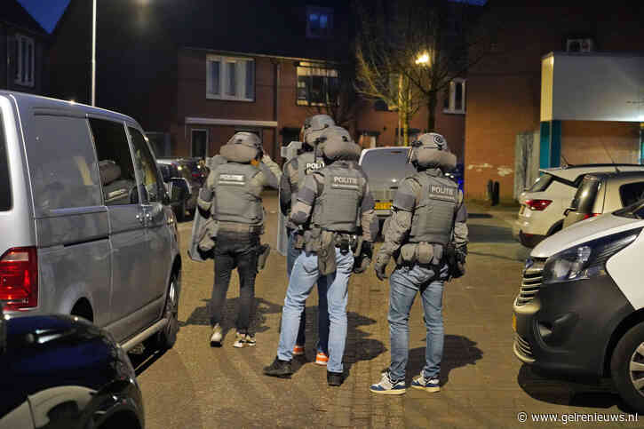 VIDEO: Persoon aangehouden en DSI ingezet na vuurwapendreiging