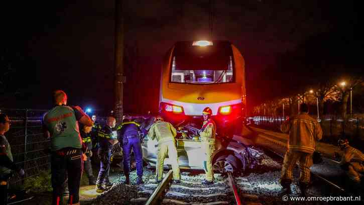 Trein sleept auto meters ver mee na botsing op het spoor